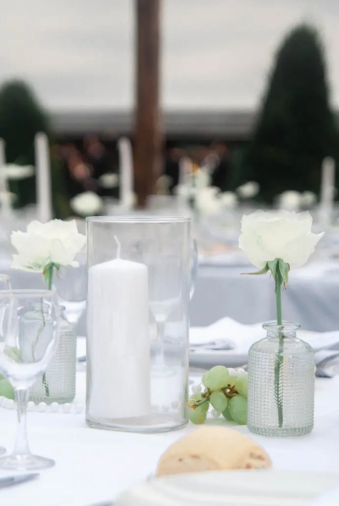 Décoration de table pour mariage avec bougie blanche rose blanche raisin verres en cristal - photo Urielle PENN photographe de mariage